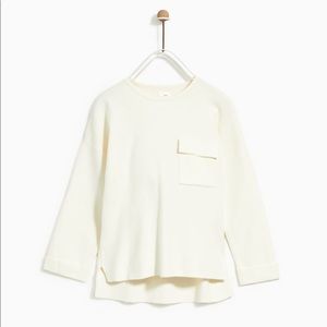 Round neck sweater with pocket